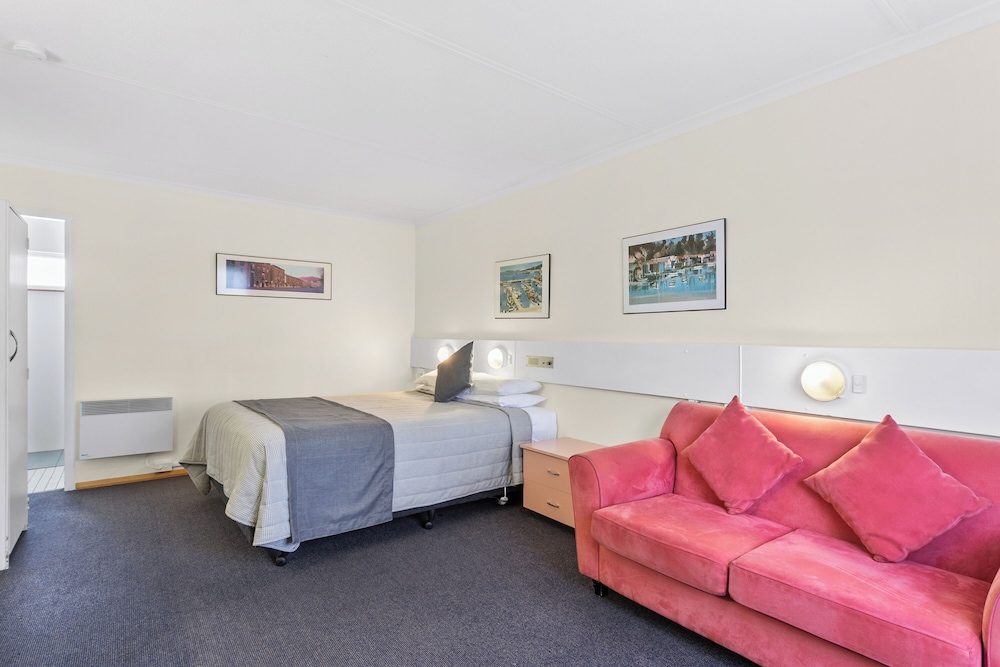 Martin Cash Motel 24/40