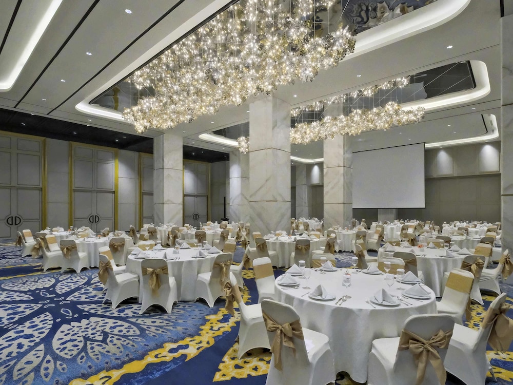 Movenpick Surabaya City 62/68
