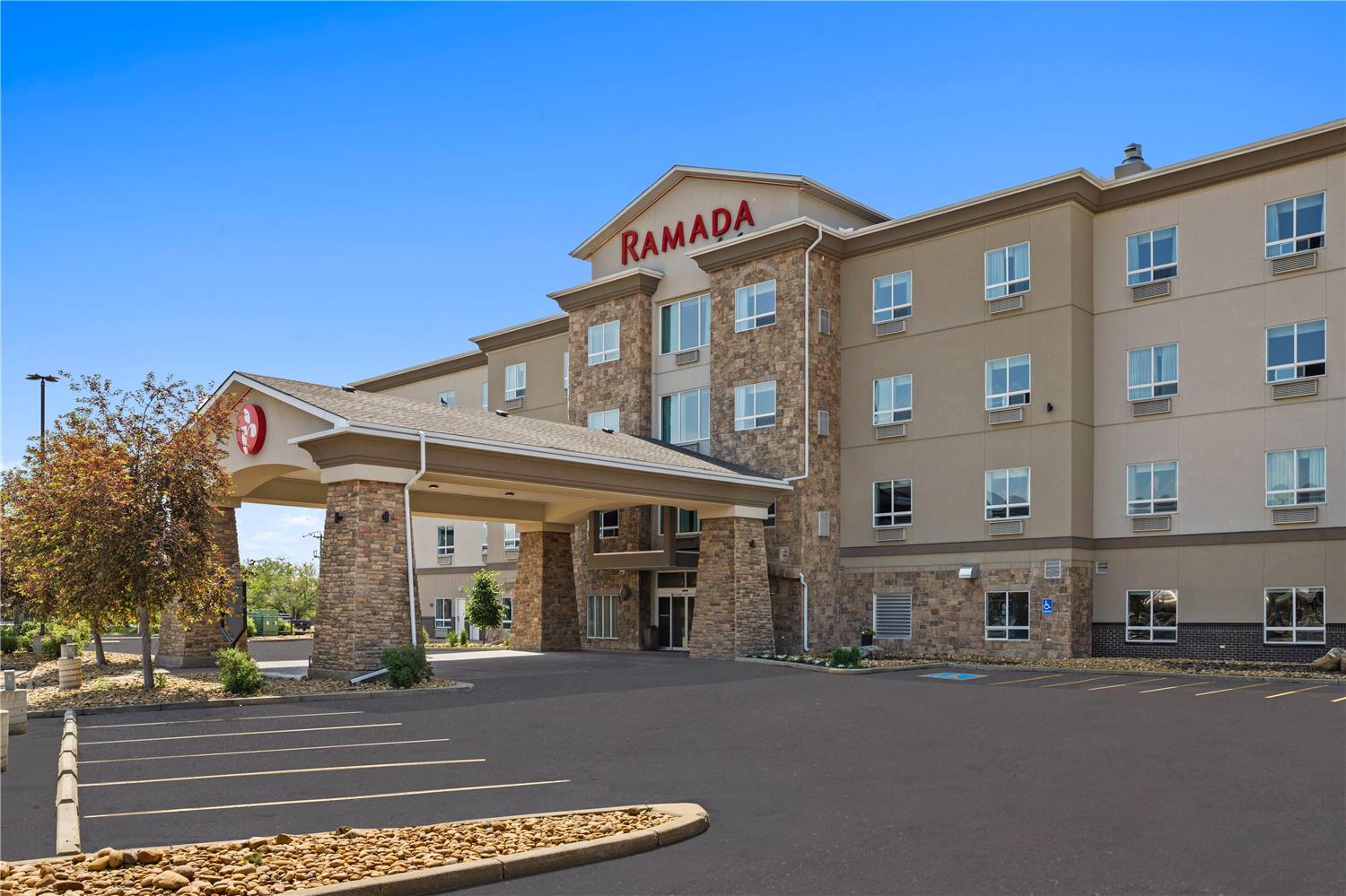 Ramada By Wyndham Drumheller Hotel & Suites 25/27