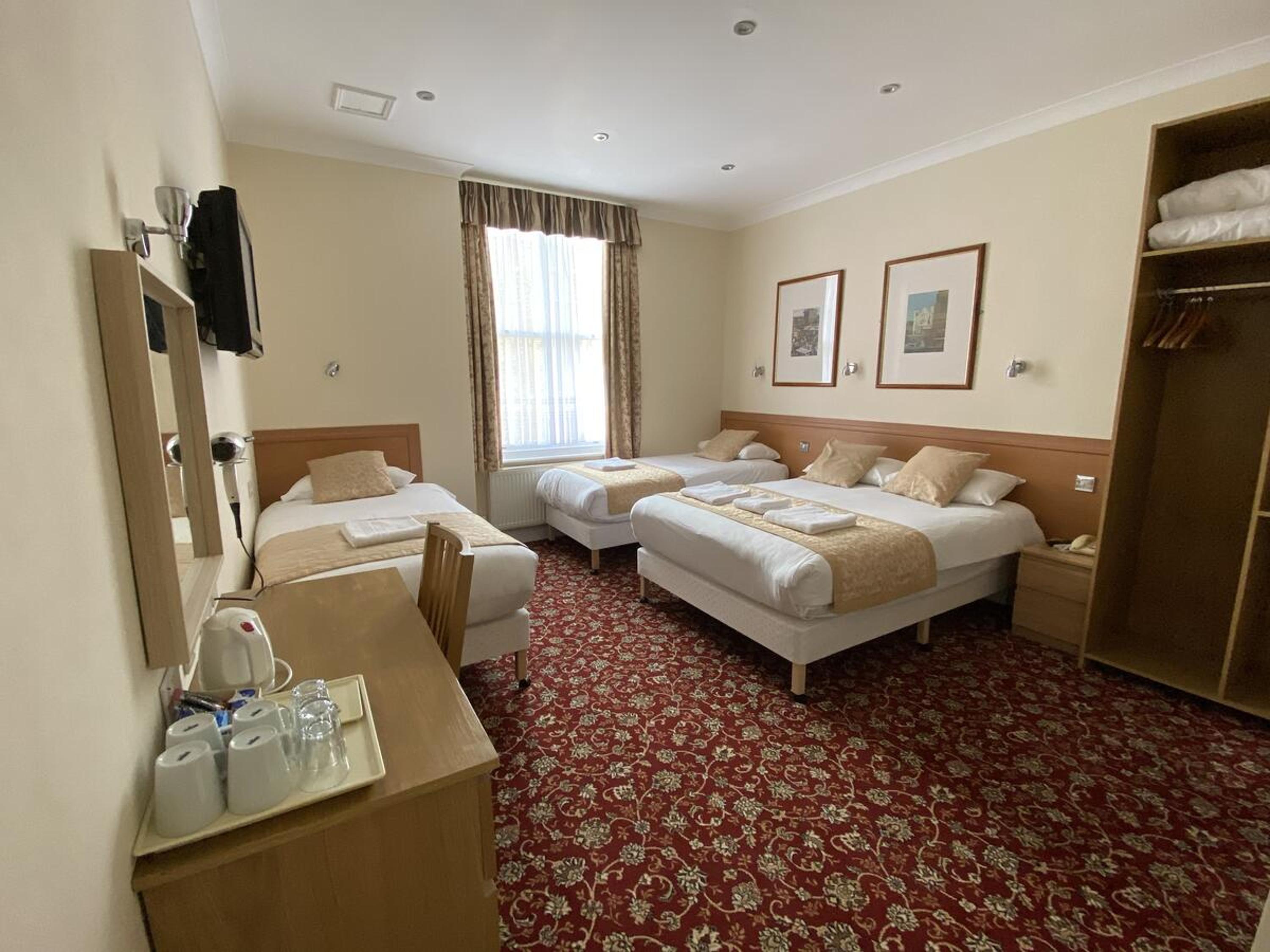 ROOM, QUADRUPLE