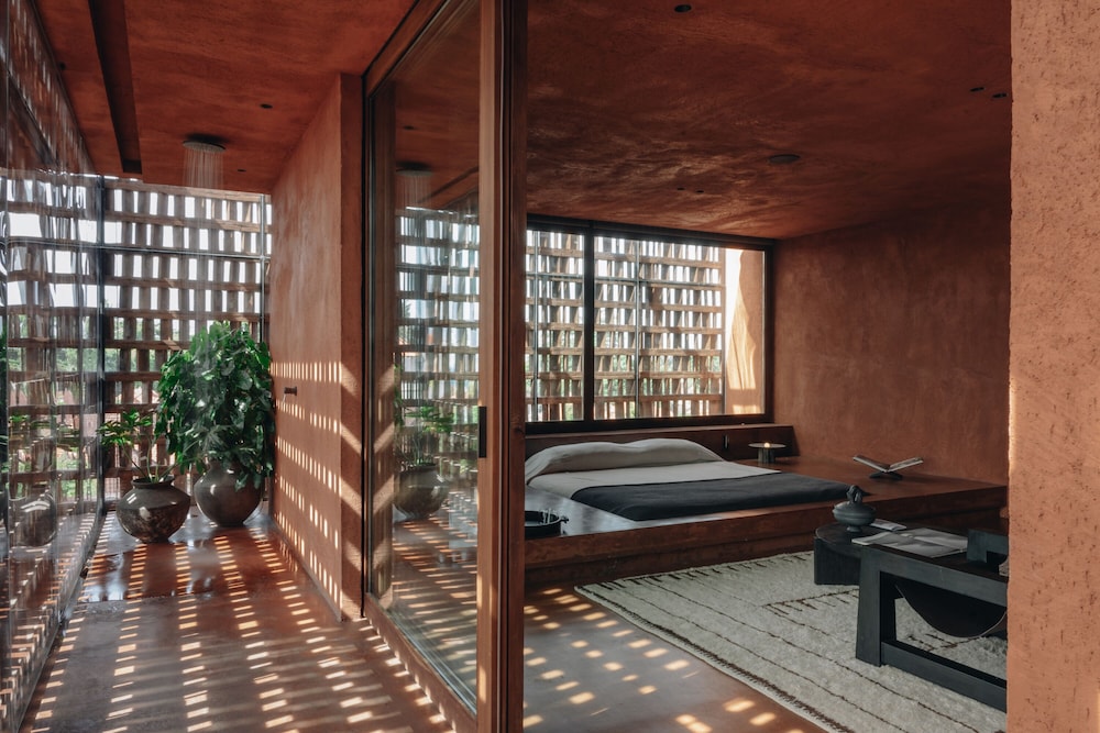FURTHER HOTEL 40/59