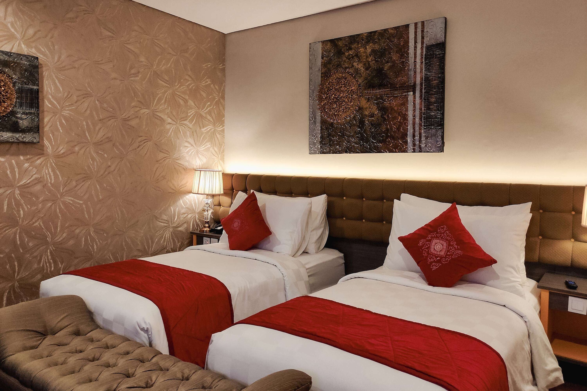 SUITE, TWIN BEDS