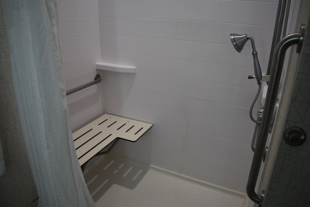 Holiday Inn Express Hotel Suites Mcpherson 64/64