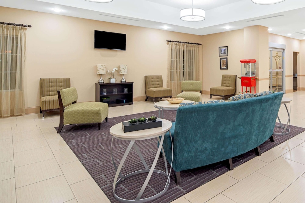 La Quinta Inn & Suites by Wyndham Gonzales LA 29/48