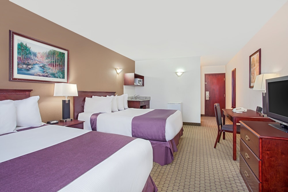 Ramada by Wyndham Red Deer Hotel & Suites 13/36