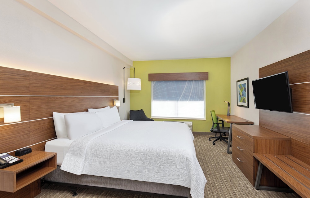 Holiday Inn Express & Suites Birmingham - Inverness 280, an IHG Hotel 24/74