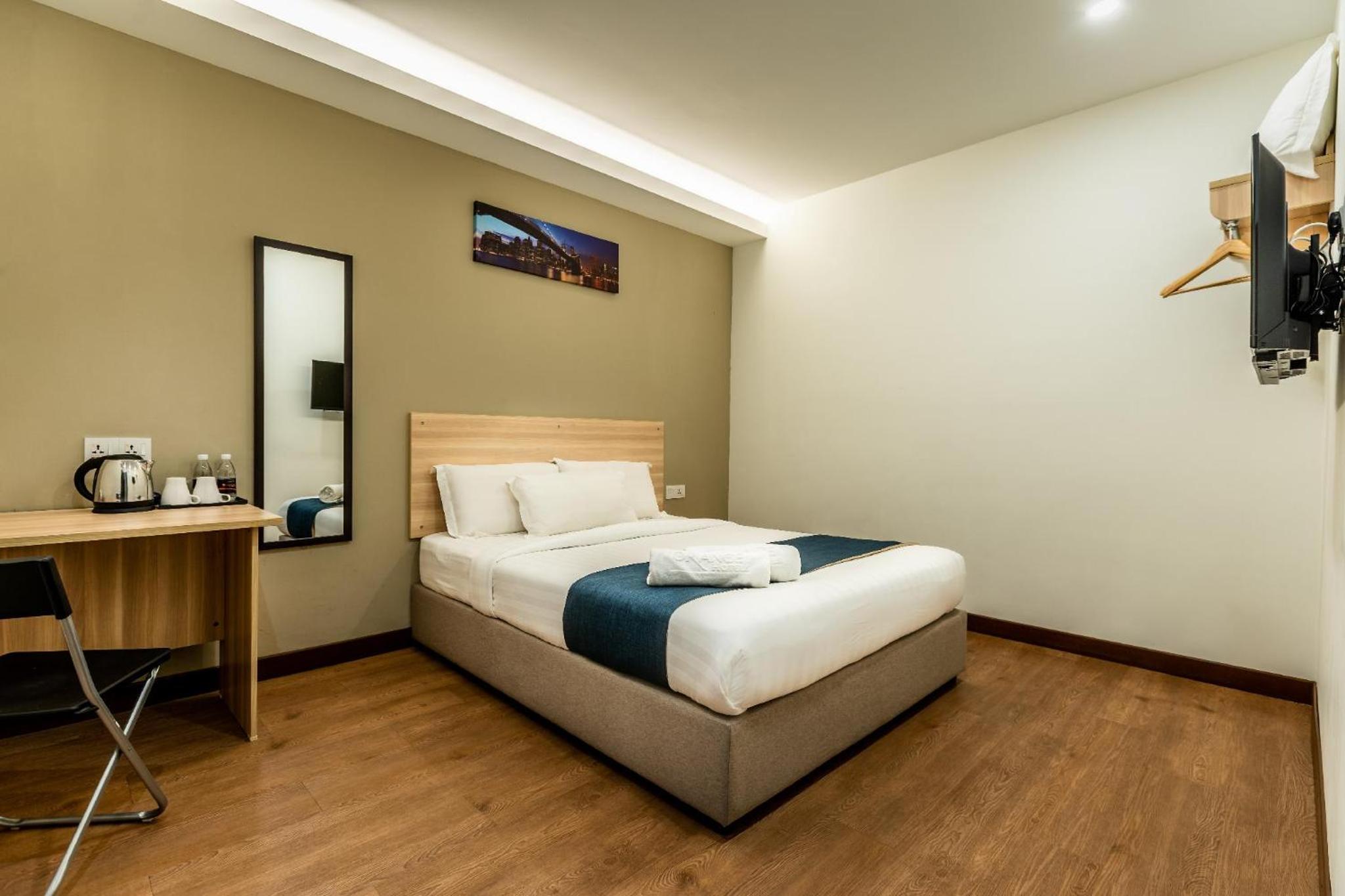 Standard, Queen Bed, No Window