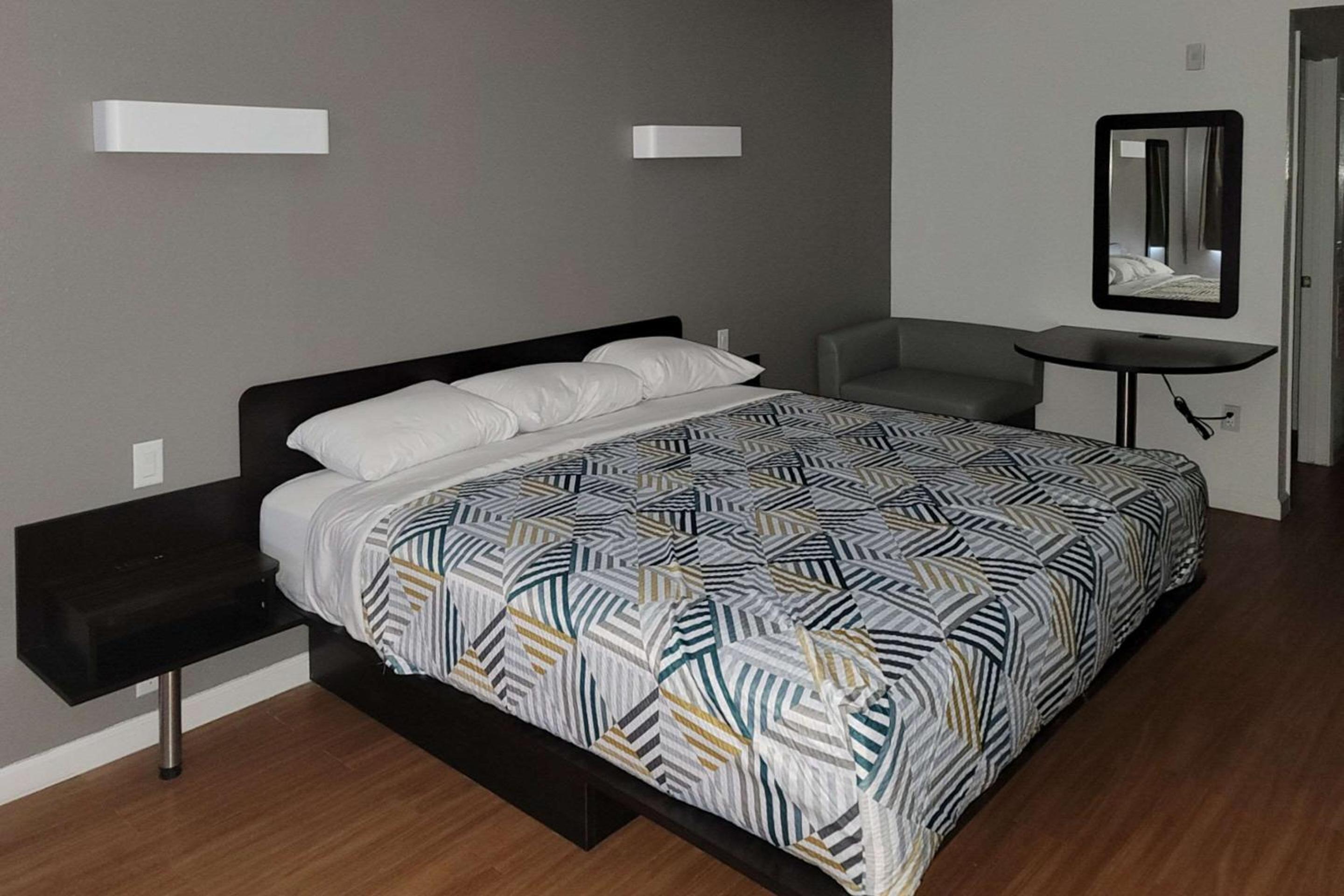 Studio, King Bed, Accessible, Rodeway Inn & Suites Rancho Mirage - Palm Desert Area 2/3