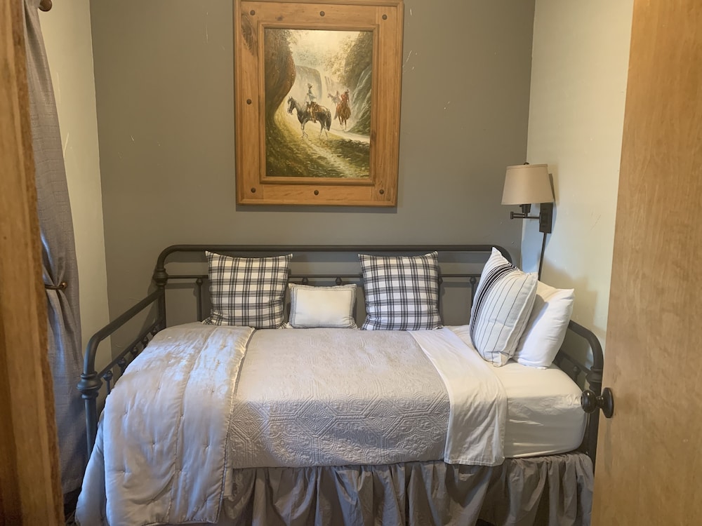 Lancaster, Cabin, 1 Queen and 1 Single Bed