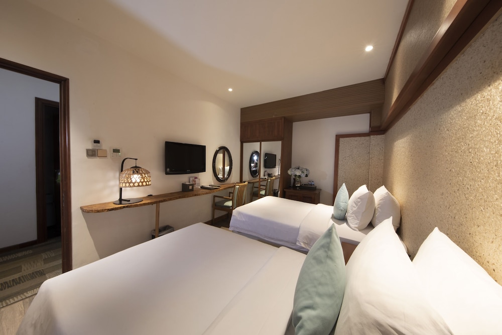 Deluxe, King Bed, No Window, A&Em Art Hotel 5/10