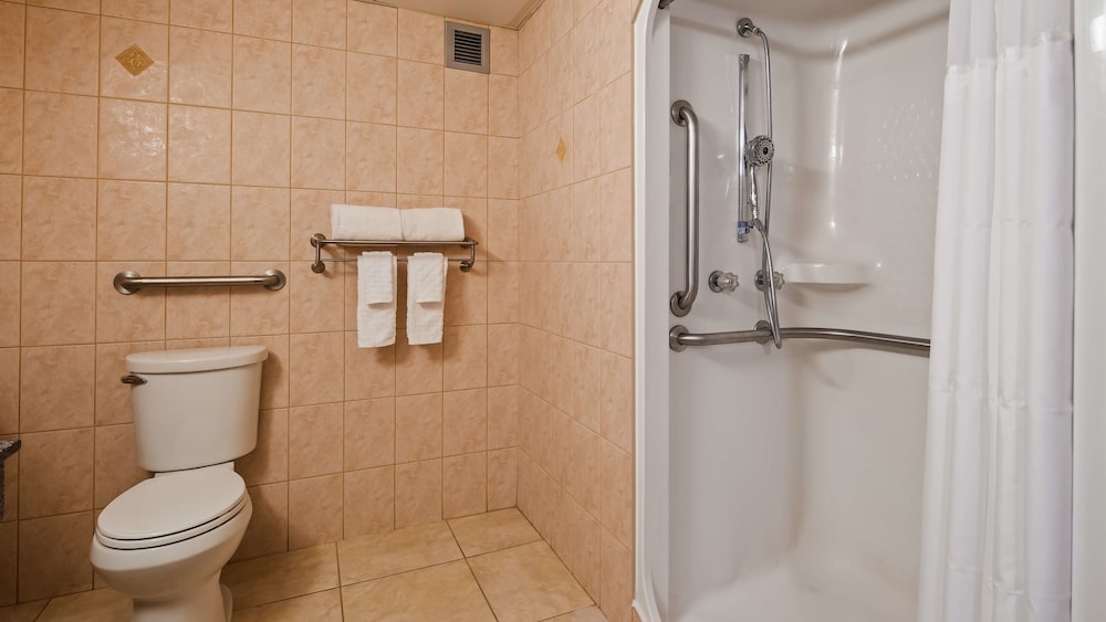 Baymont Inn and Suites by Wyndham Farmington, MO 60/62