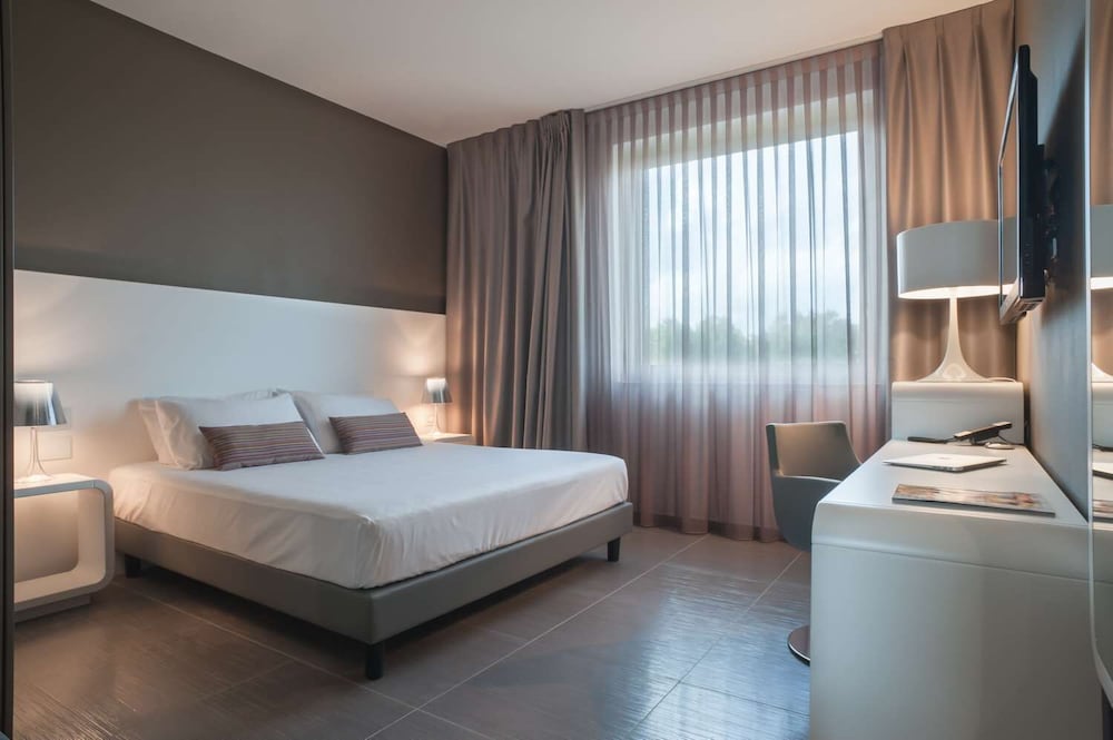 8piuhotel 8/50