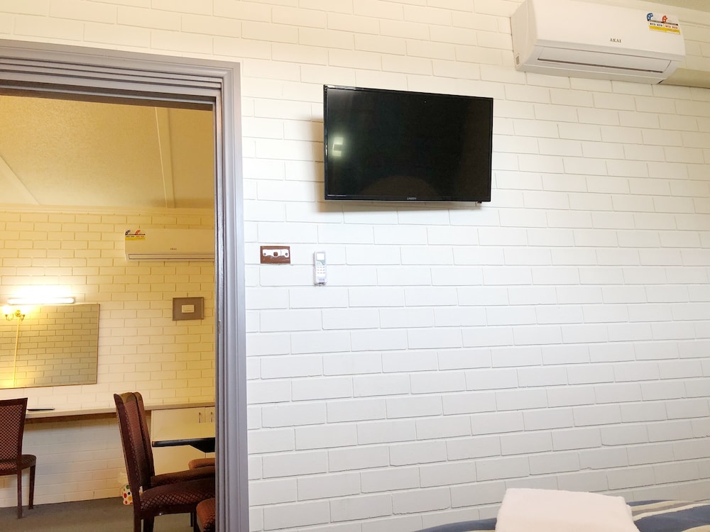 Statesman Motor Inn 29/47