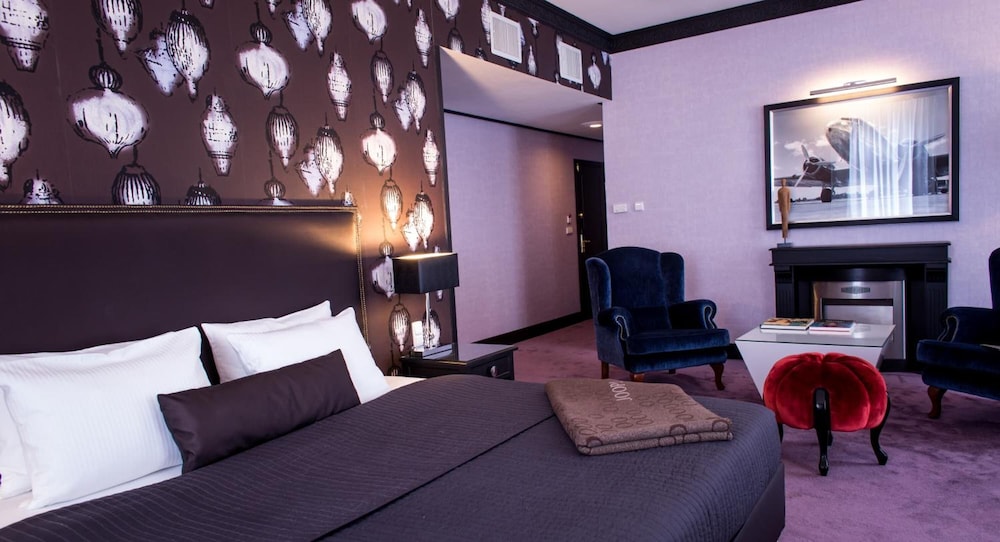 Friday Hotel 28/36