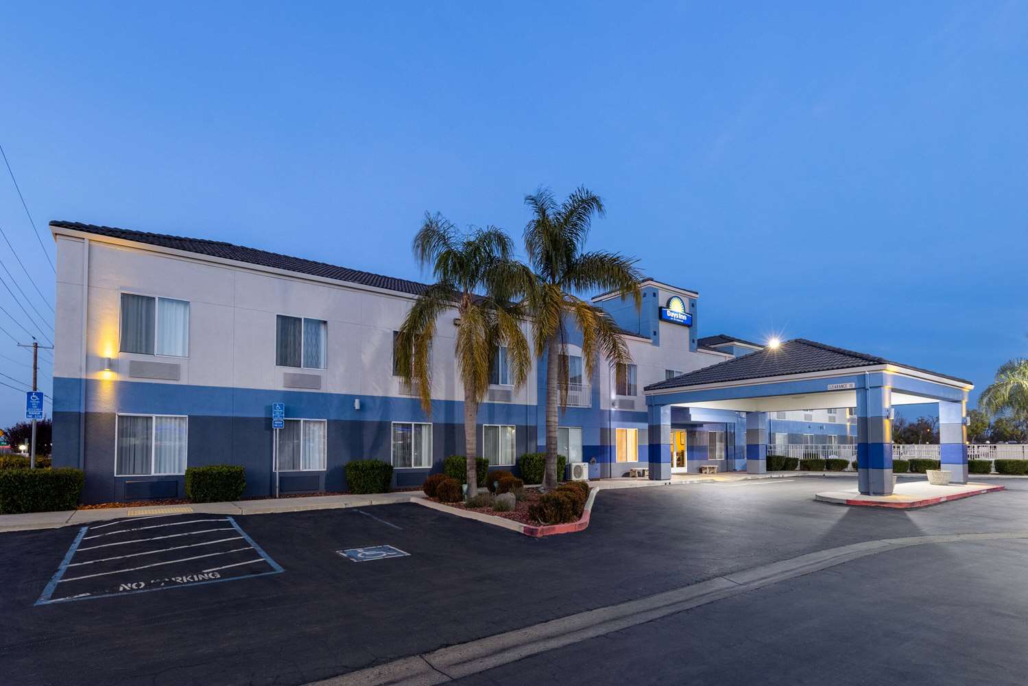Days Inn by Wyndham Lathrop 30/37