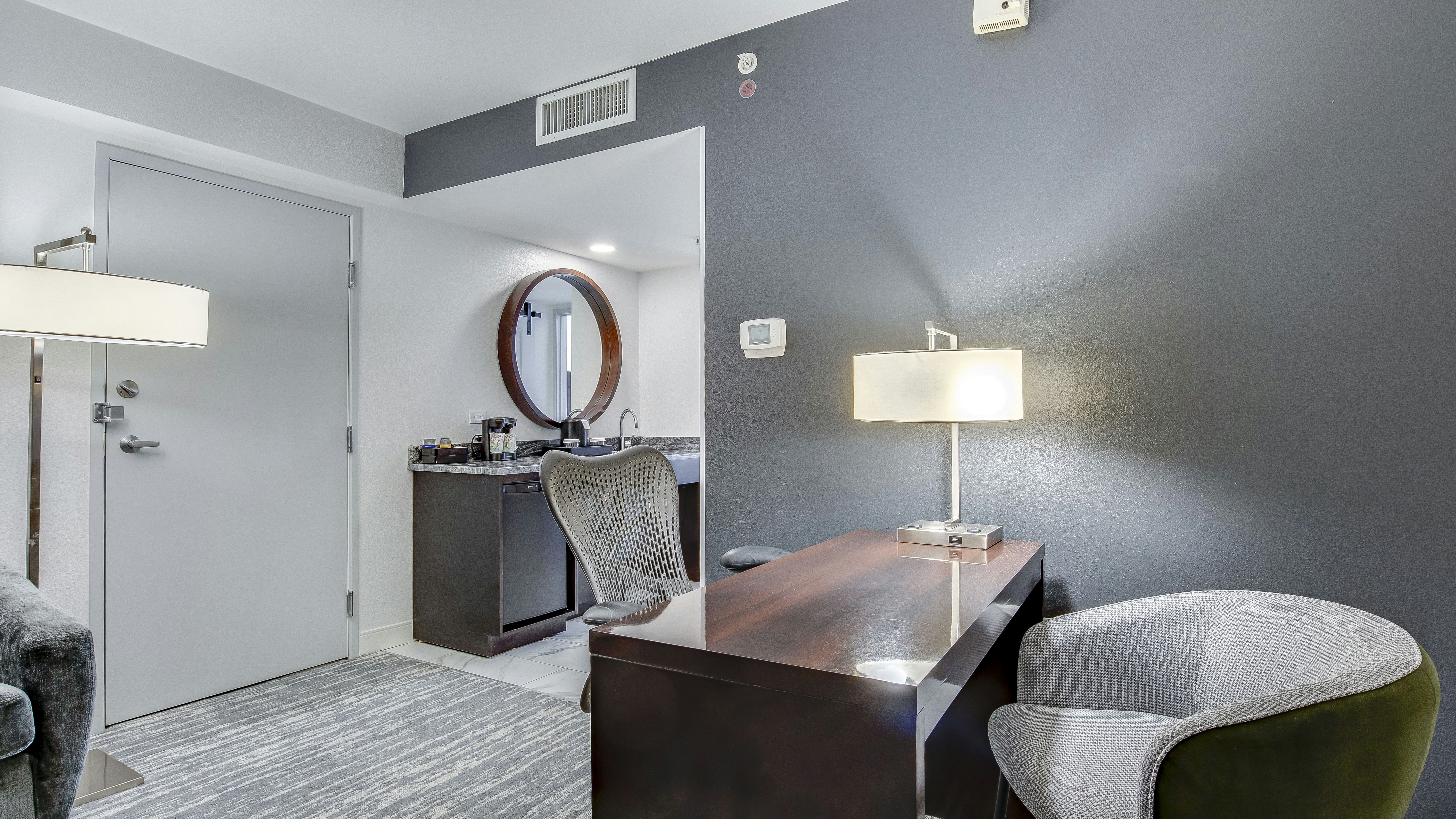SUITE, KING BED, ACCESSIBLE