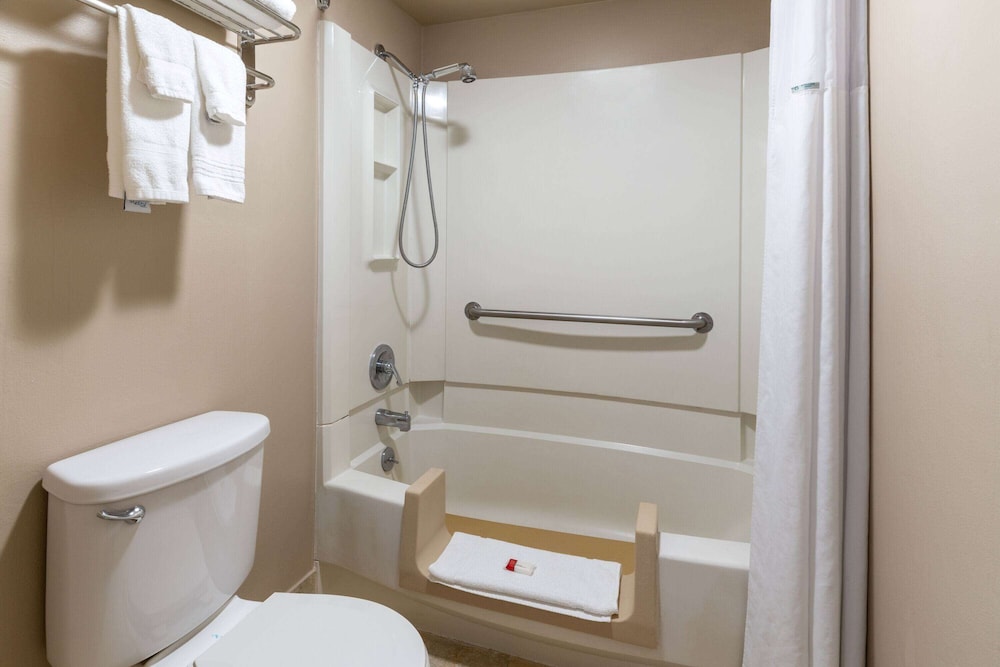 Travelodge by Wyndham Florence 50/53