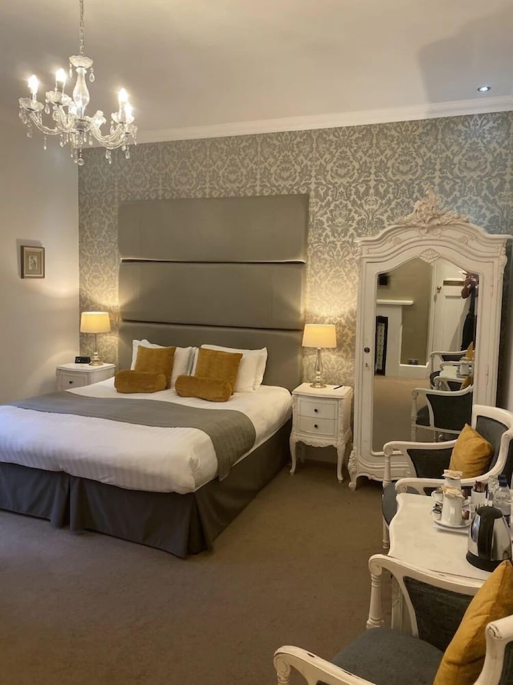 EXECUTIVE, DOUBLE OR TWIN BED