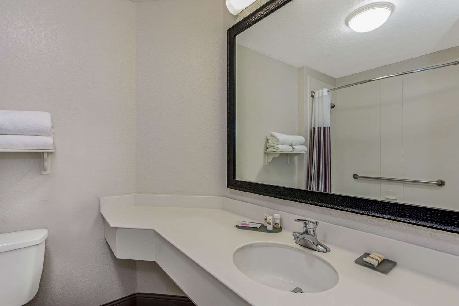 La Quinta Inn And Suites By Wyndham Orlando Airport North 41/45