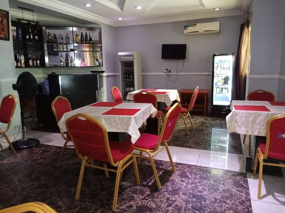 B's Hive Hotel & Suites 20/30