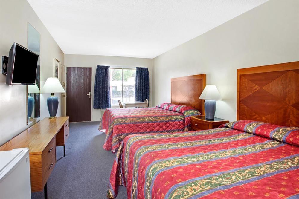 Astro Pasadena Hotel 11/45