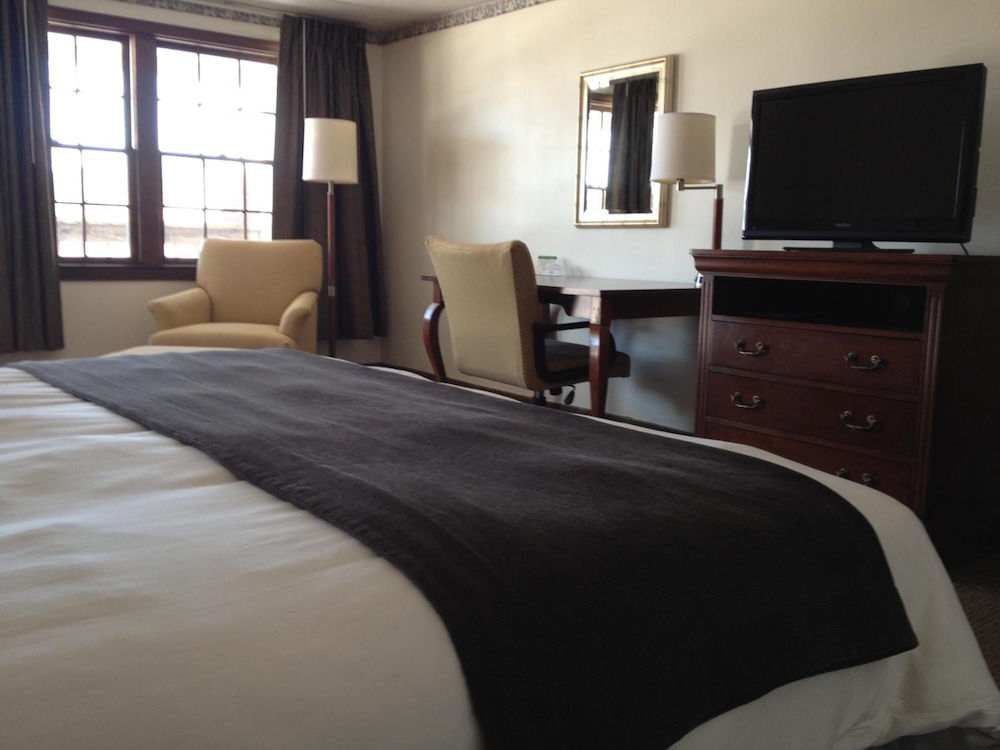 Holiday Hill Inn & Suites 38/61