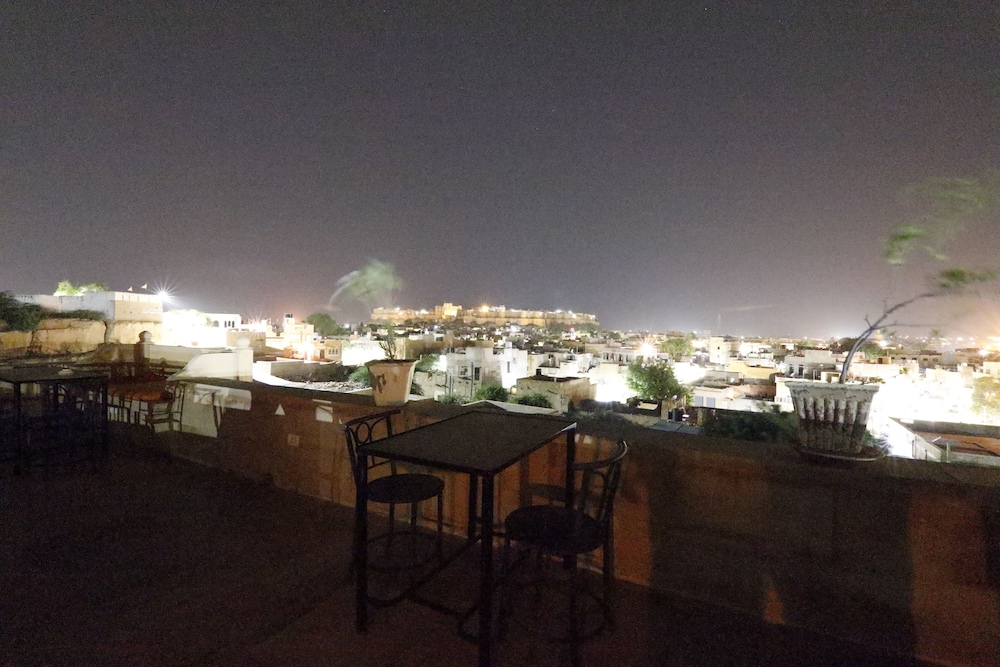 Vista Rooms at Patwa Haveli Road 60/63