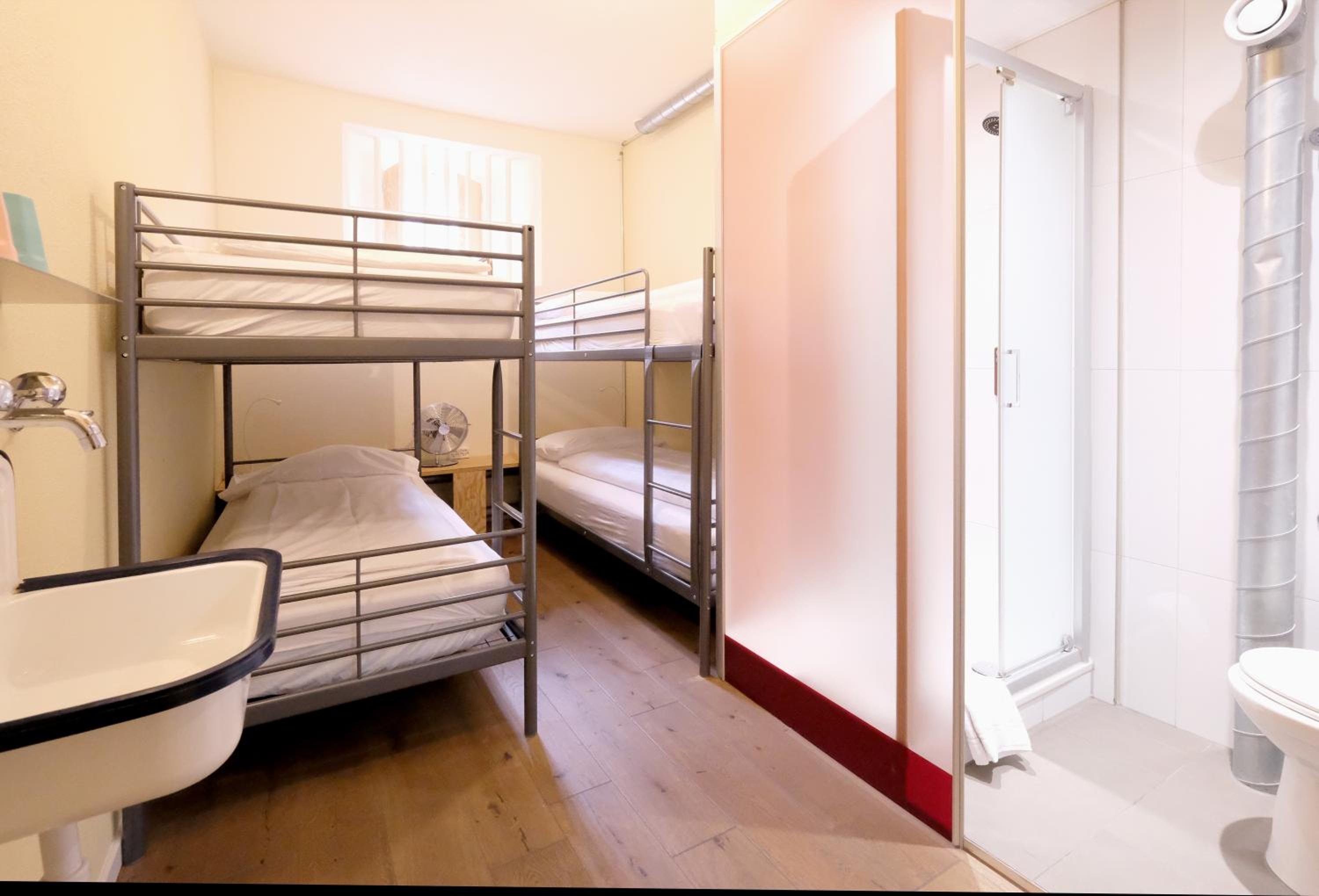 Room, Quadruple