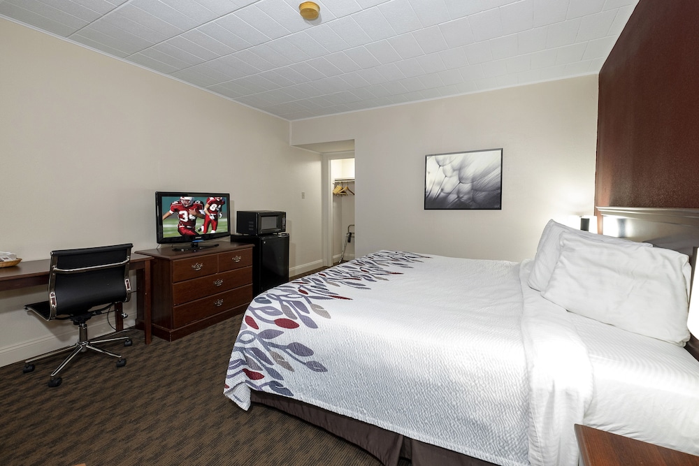 Red Roof Inn Suites Hazleton 9/39