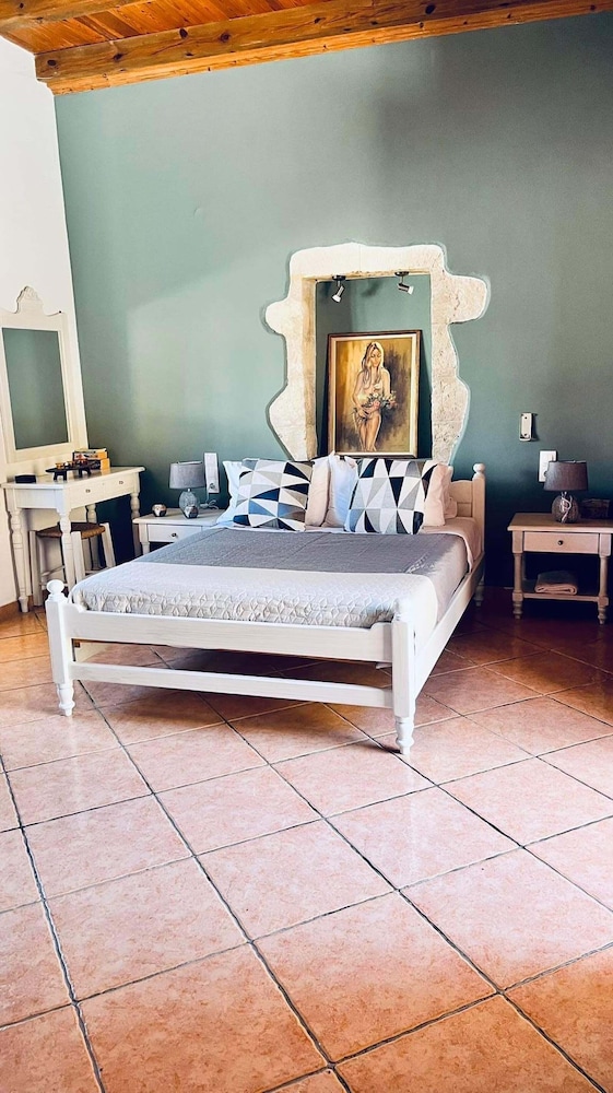 Skandalis Traditional Suites 8/50