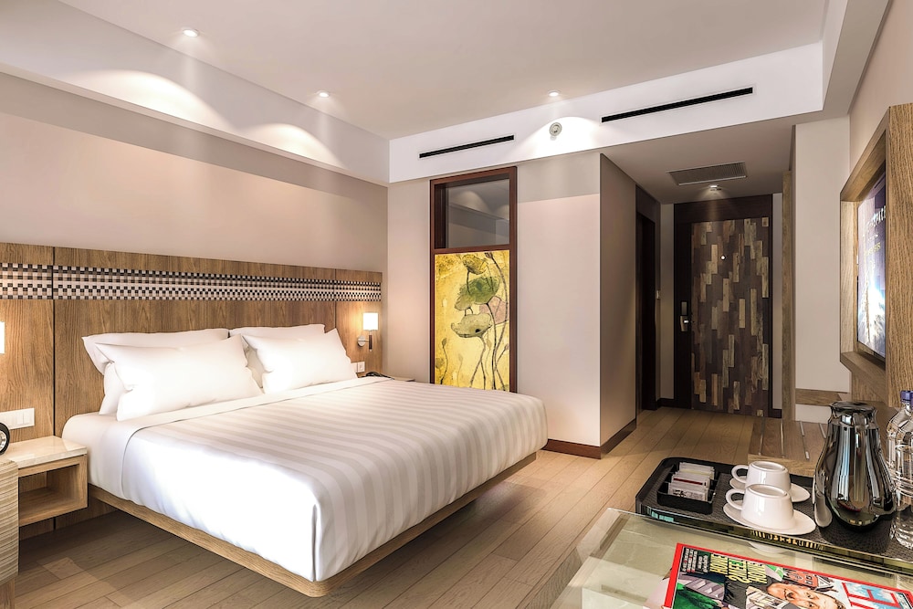Room, King Bed, Pool View, Balcony