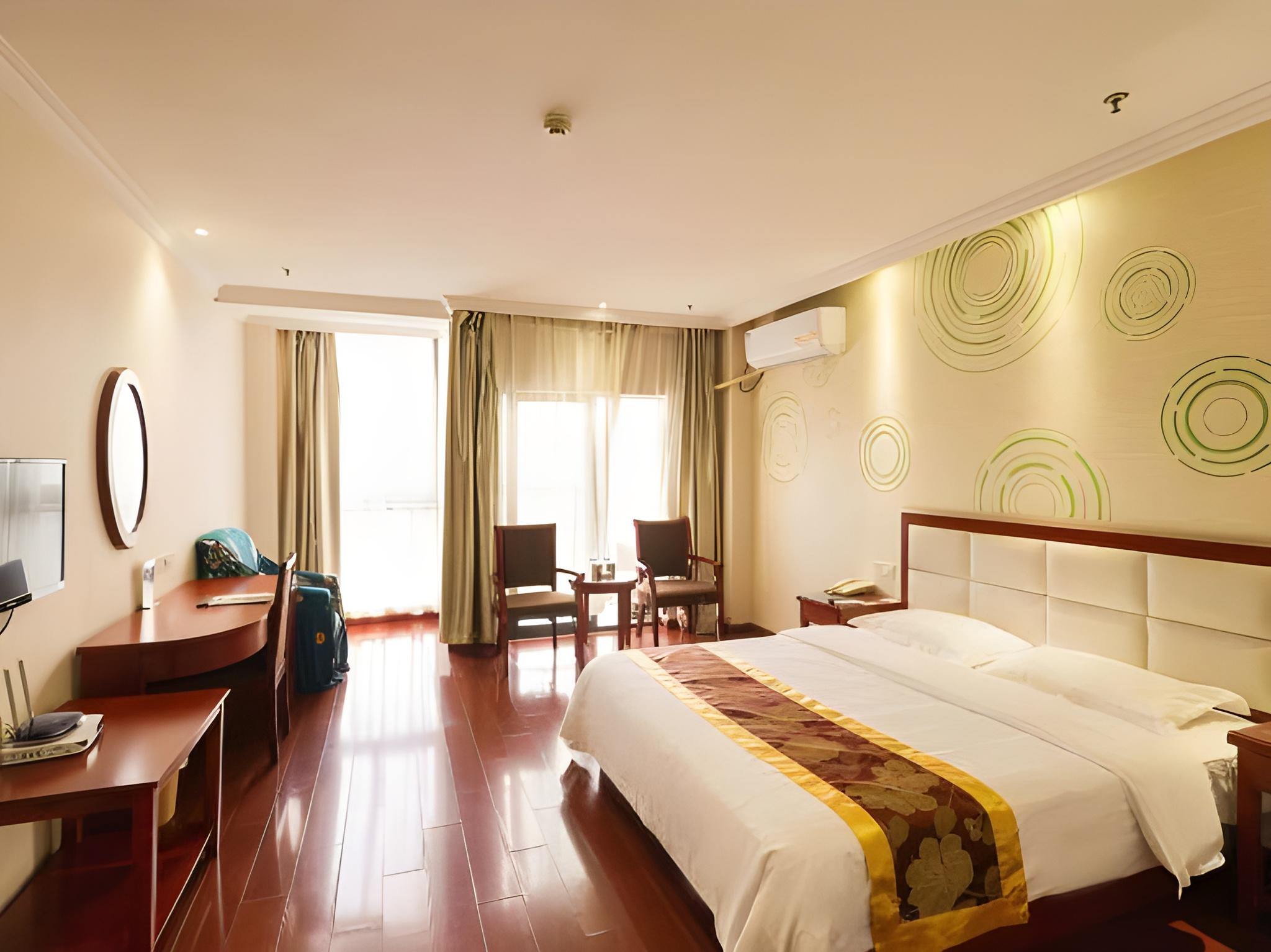 ROOM, QUEEN BED