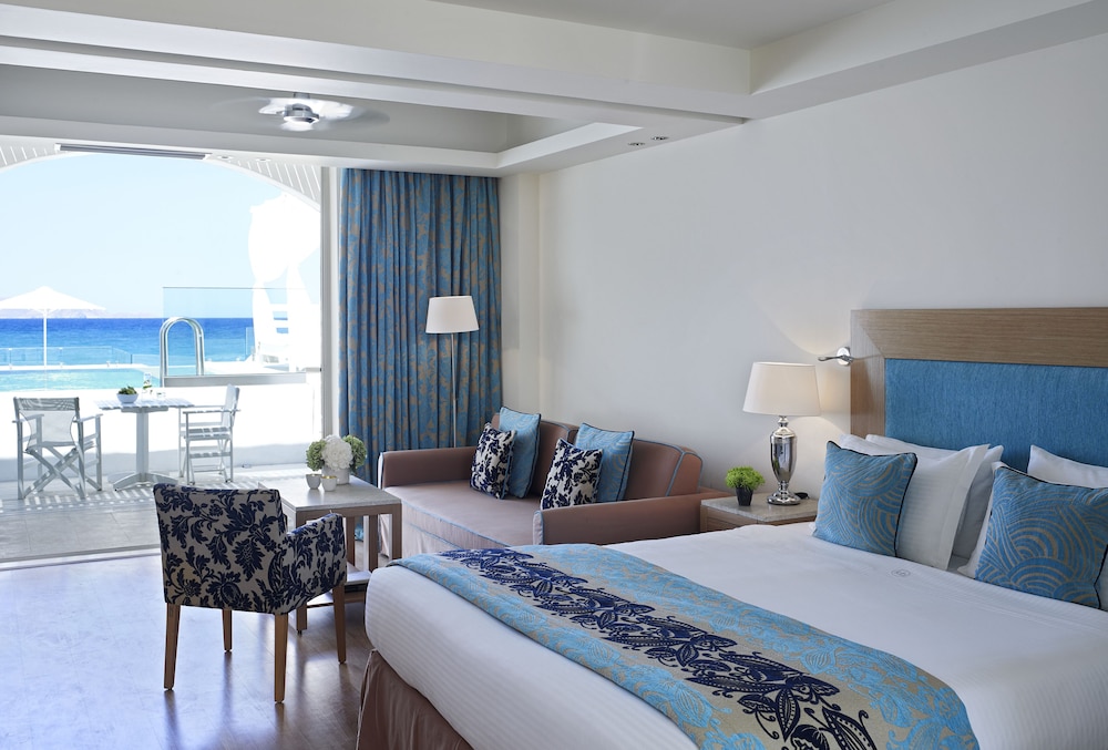 2 Bedrooms, Spa, Suite, 2 Queen Beds, Sea Front, Private Heated Pool
