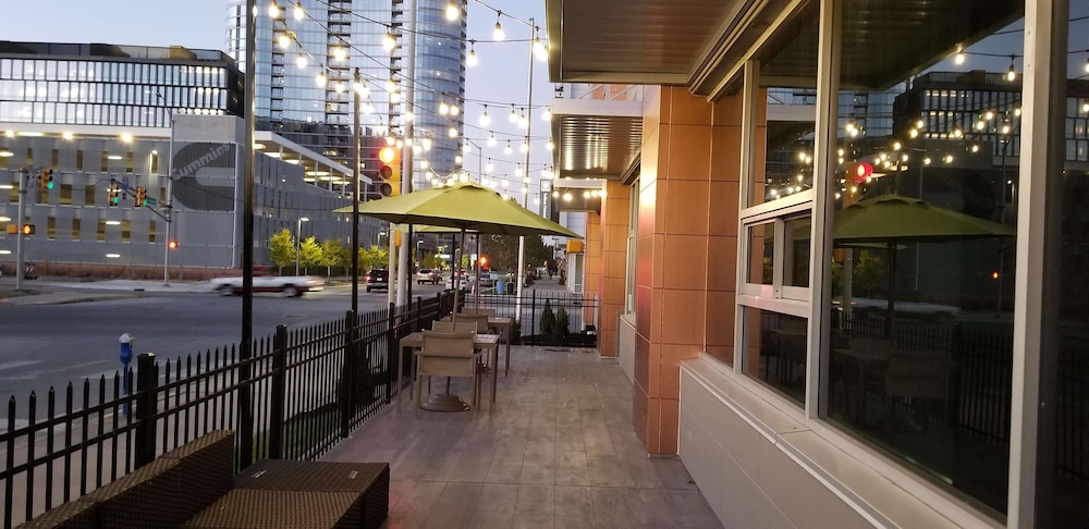 La Quinta Inn and Suites by Wyndham Indianapolis Downtown 43/50