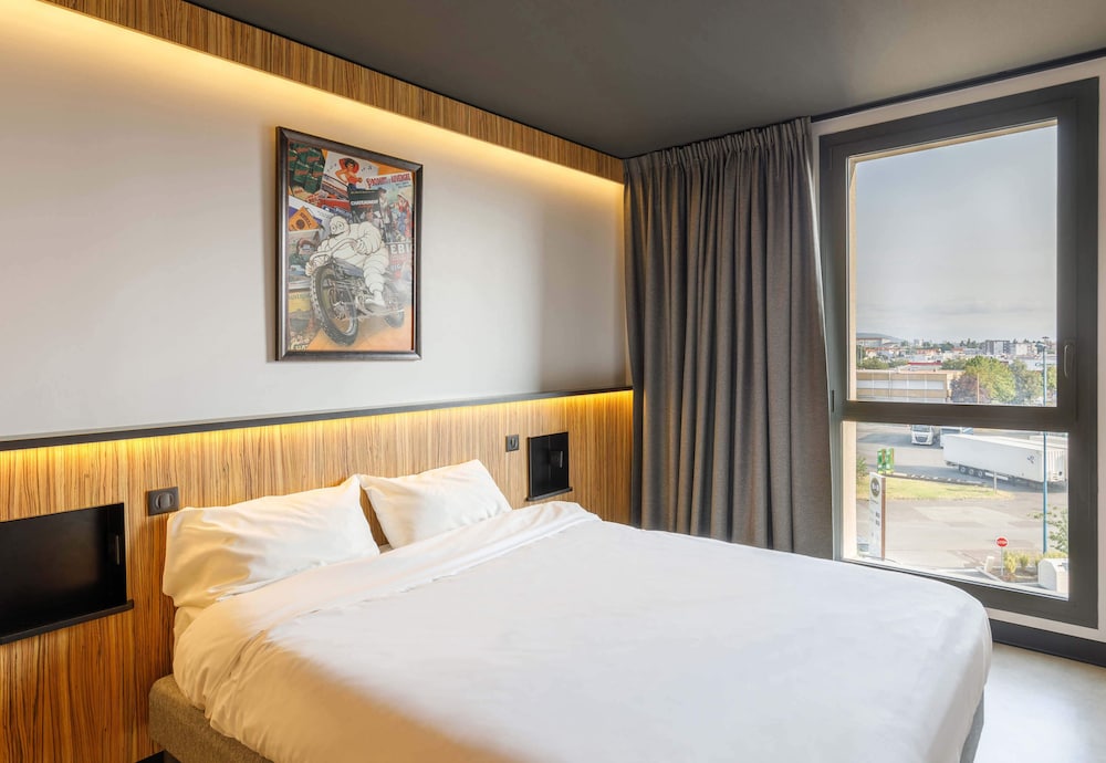 ROOM, DOUBLE BED