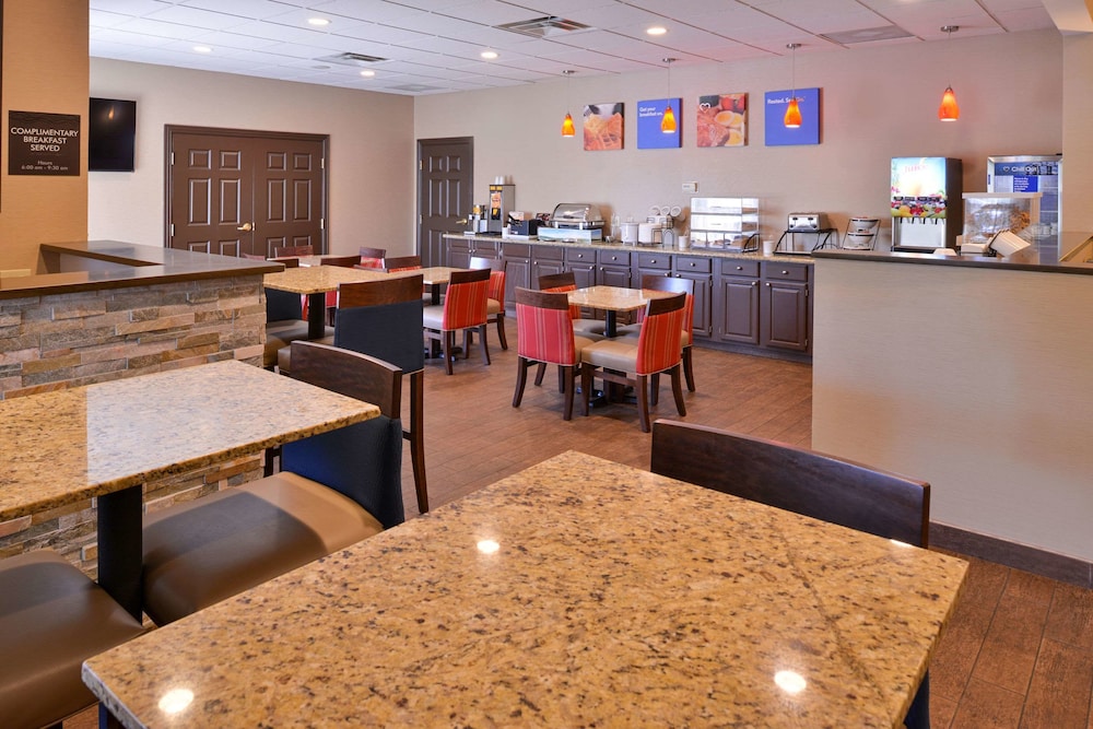 Comfort Inn & Suites Fayetteville-University Area 27/35