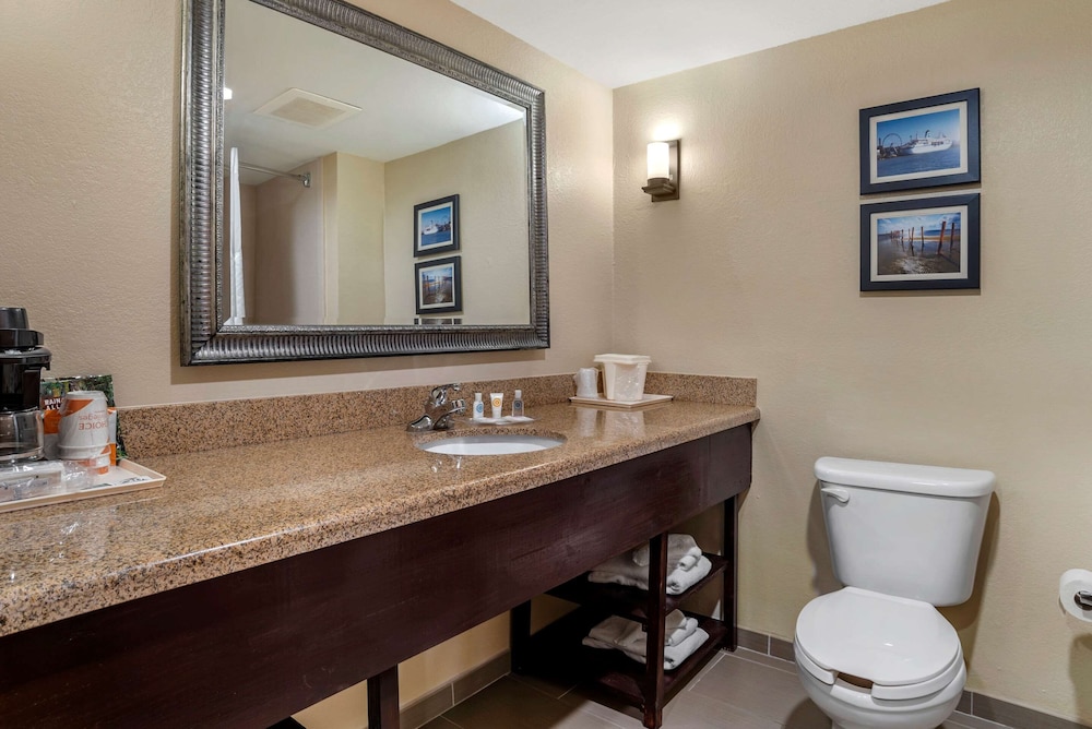 Comfort Suites Gulfport Central, MS 46/49