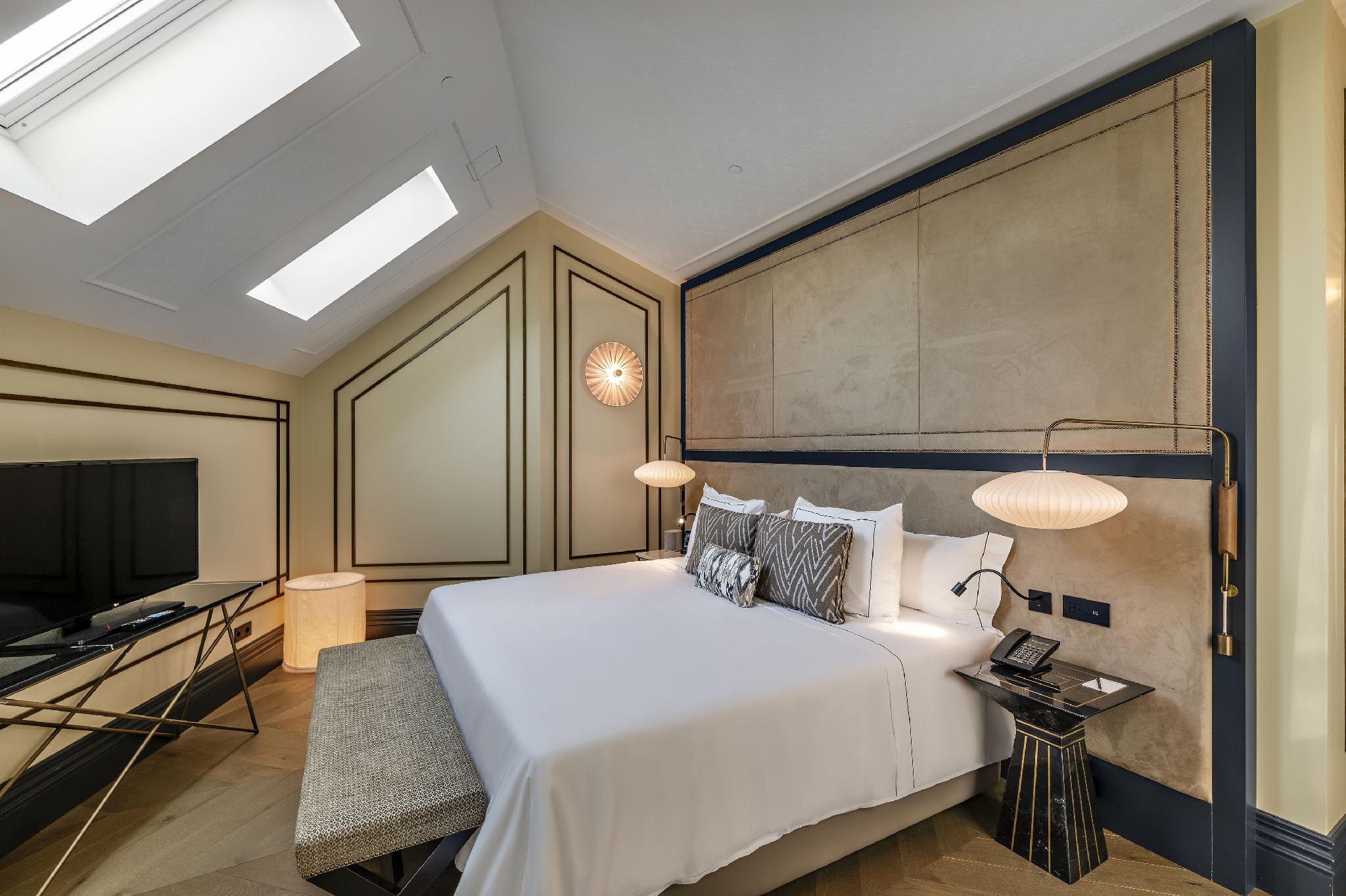 SIGNATURE, SUITE