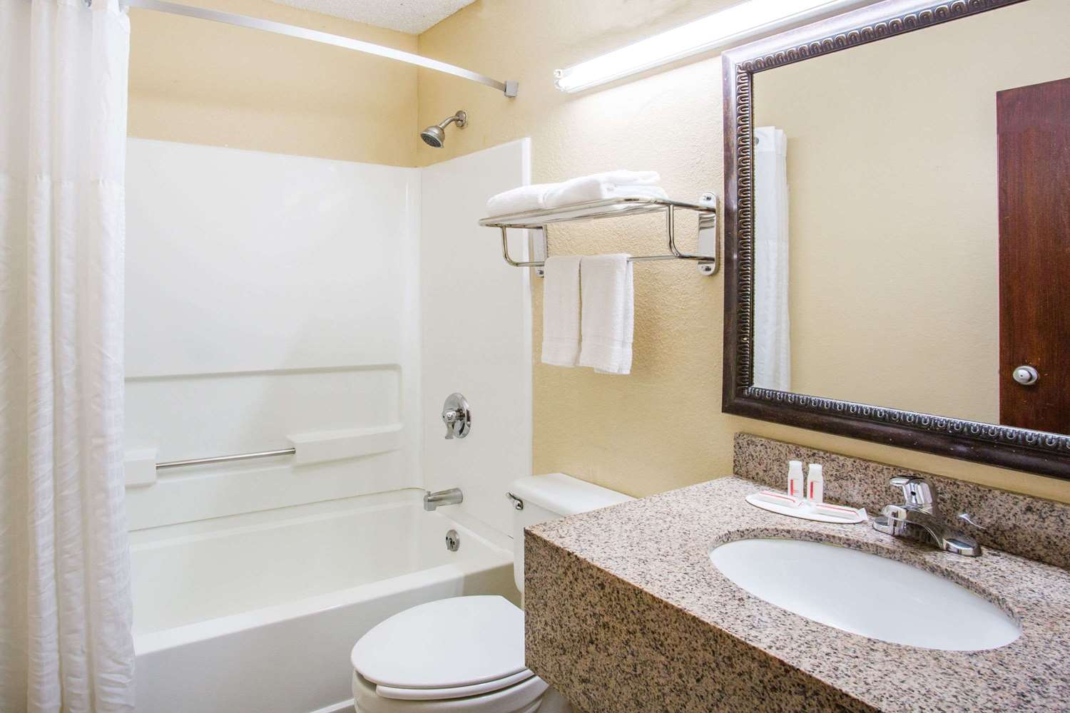 Super 8 By Wyndham Harrisonburg 17/18