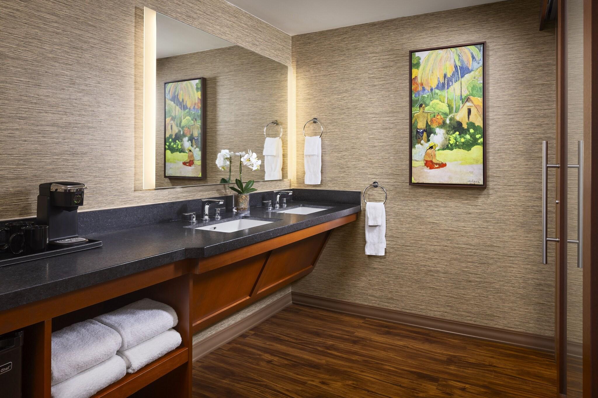 Suite, King Bed, Bay Front