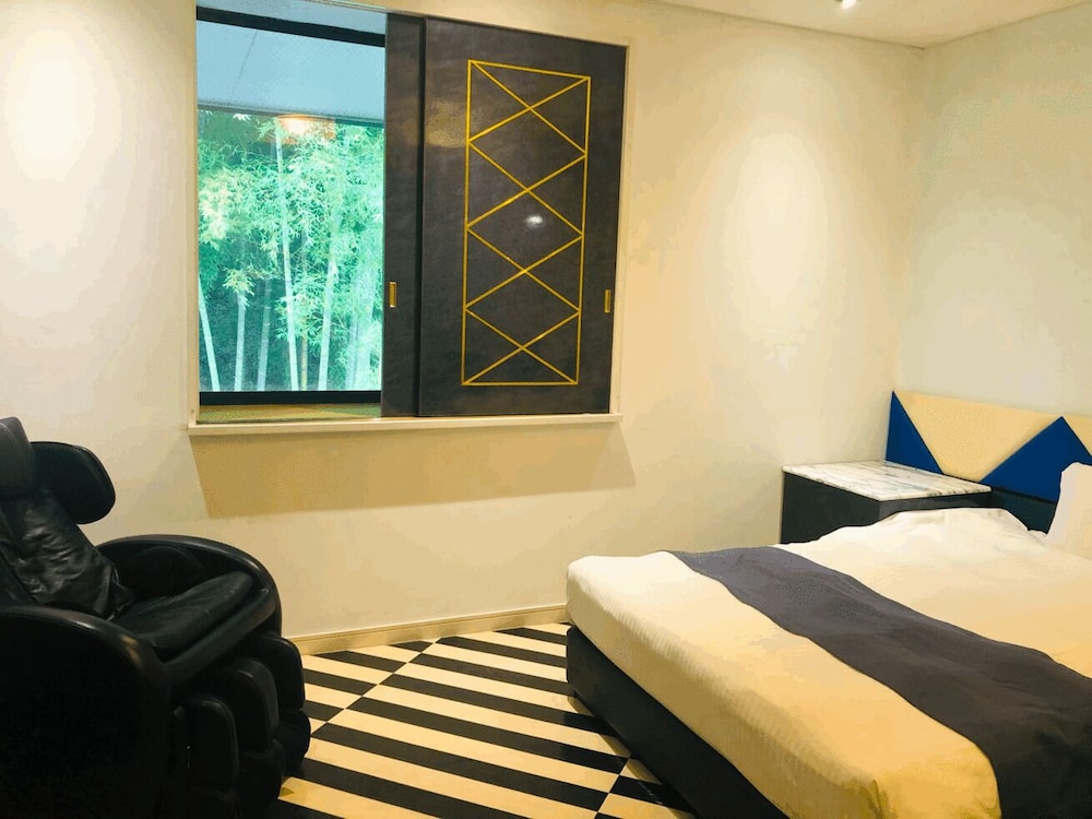 SUPERIOR, 2 DOUBLE BEDS, JETTED TUB, SMOKING