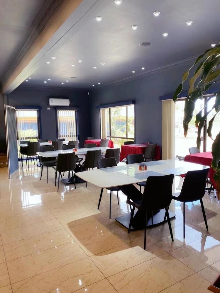 Oxley Motor Inn 31/43