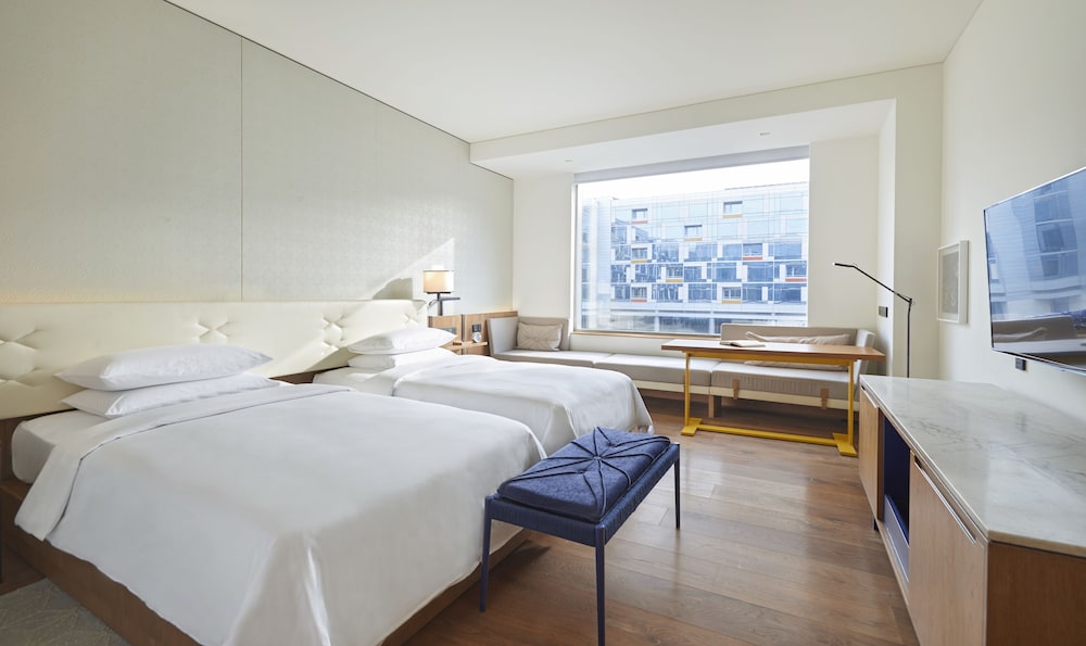 Andaz Delhi, by Hyatt 26/82