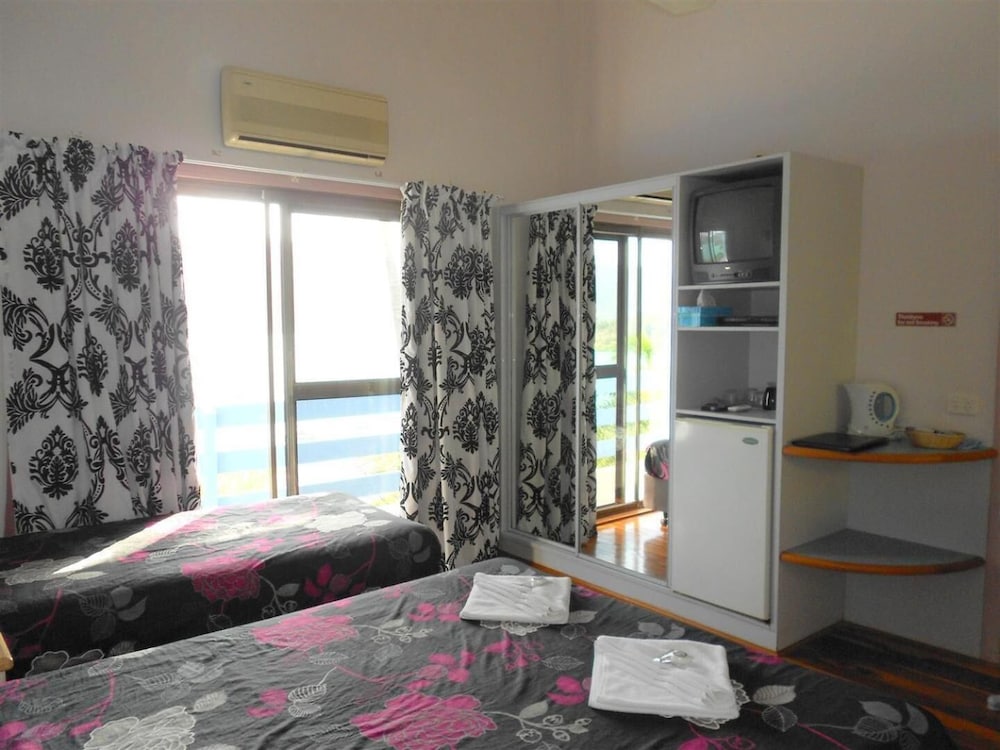 CORAL POINT LODGE 24/35