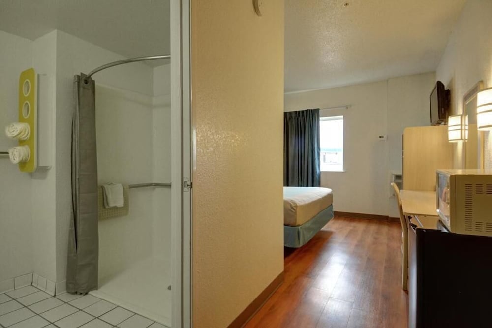 Motel6 Denison, TX 55/56