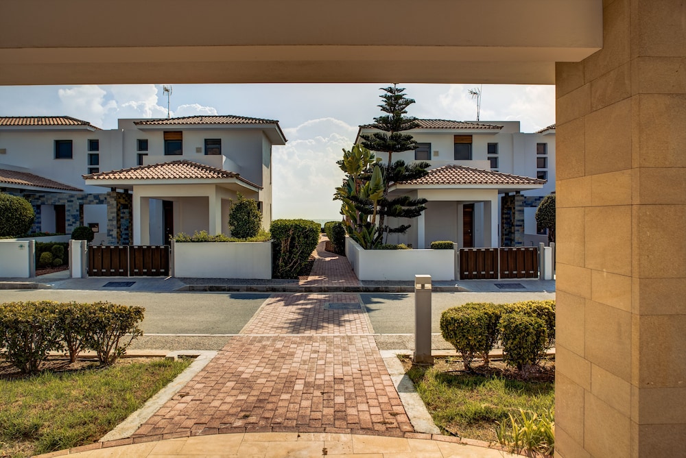 Atlantis Gardens Resort 40/50