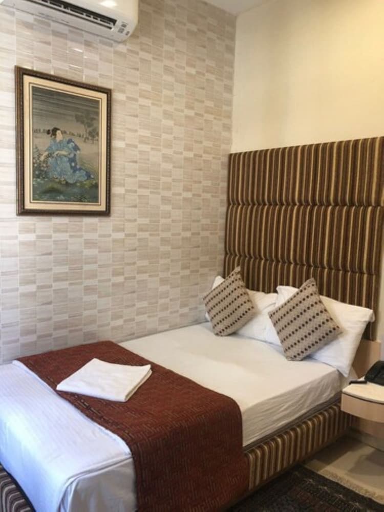 Bentley Hotel Churchgate 19/24