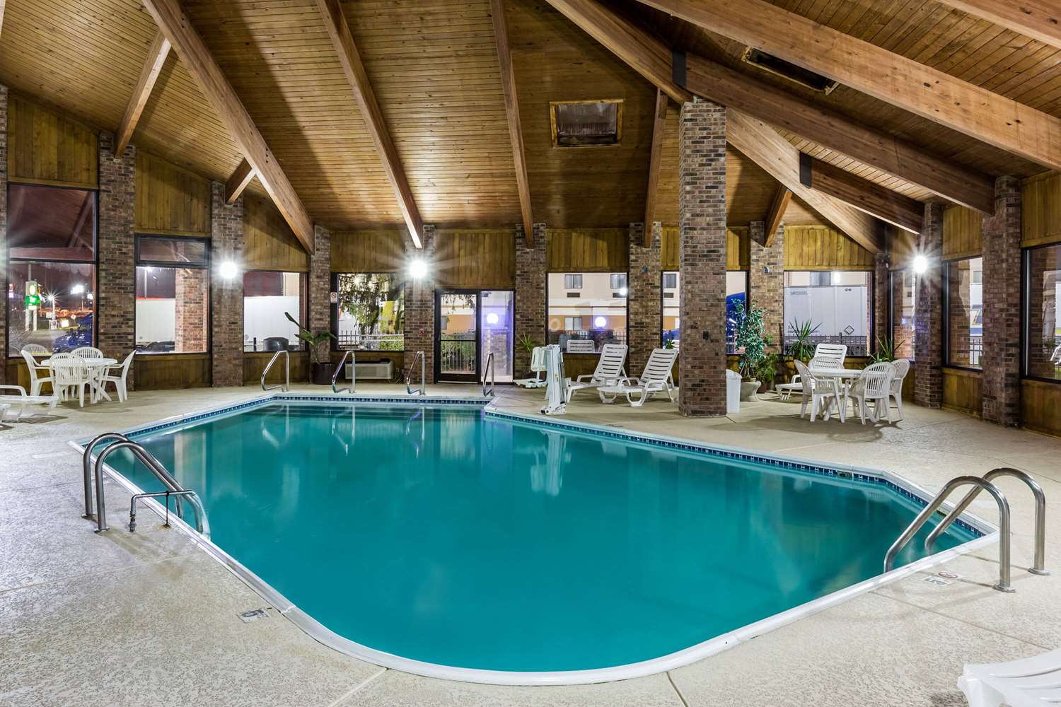 Baymont By Wyndham Louisville South I 65 18/33
