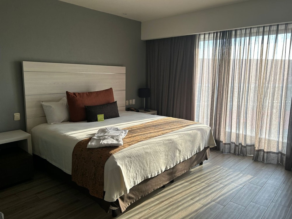 DELUXE, KING BED