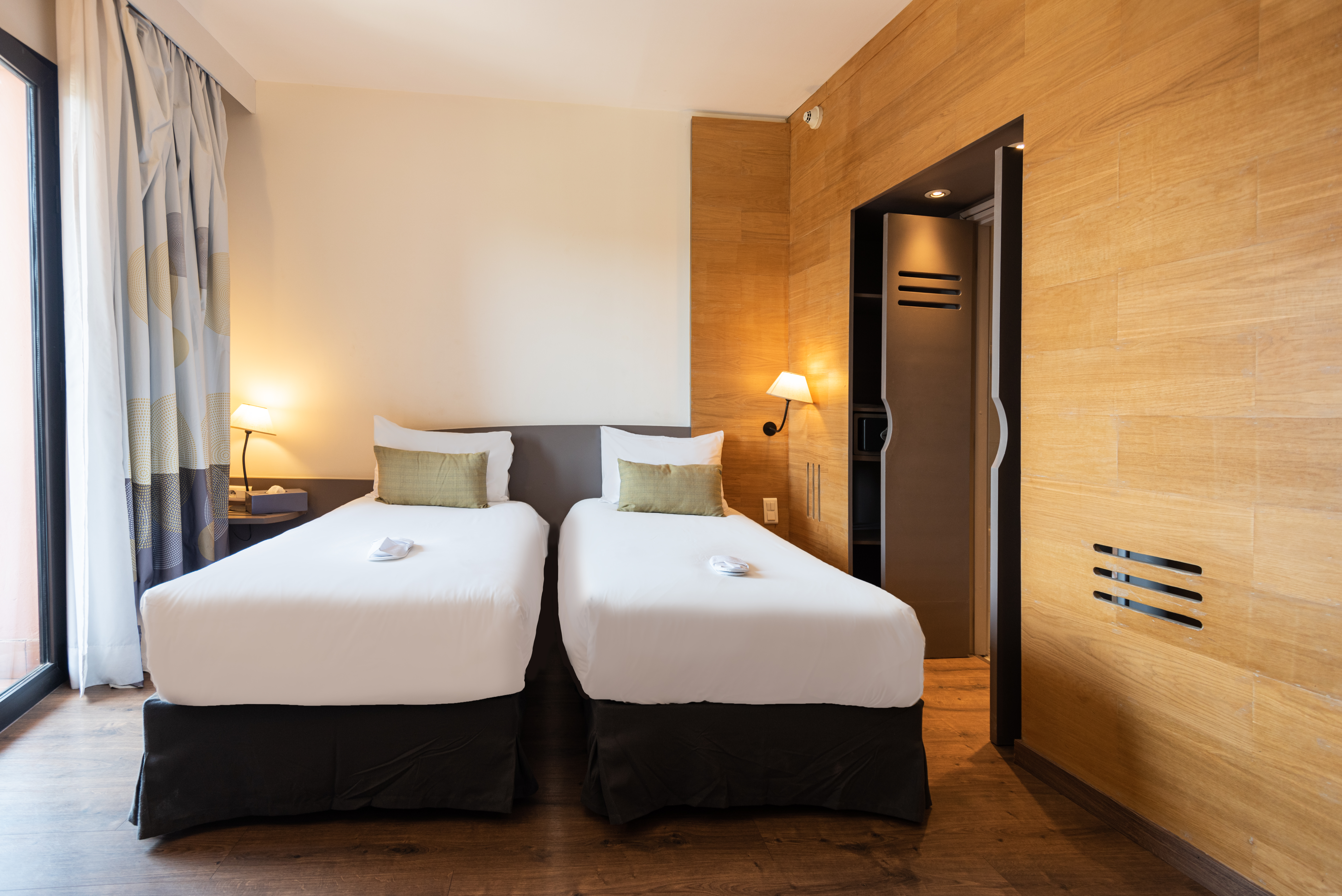 SUPERIOR, TWIN BEDS, SOFA